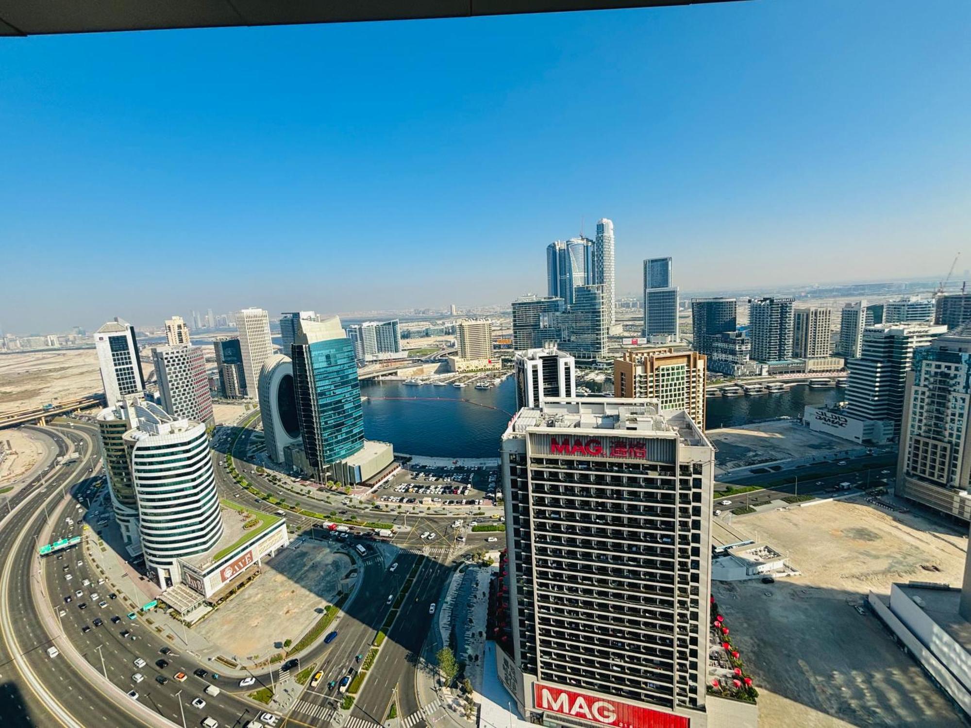 Stunning With Rooftop Pool, Balcony & Gym Dubai