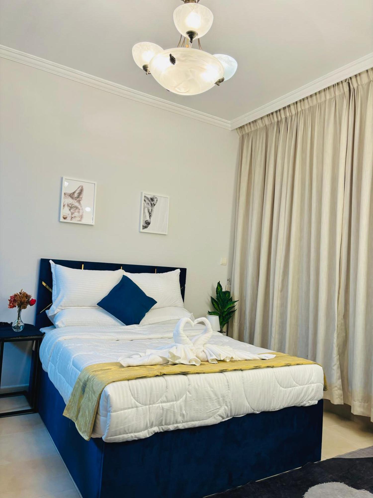 Apartment Stunning With Rooftop Pool, Balcony & Gym *