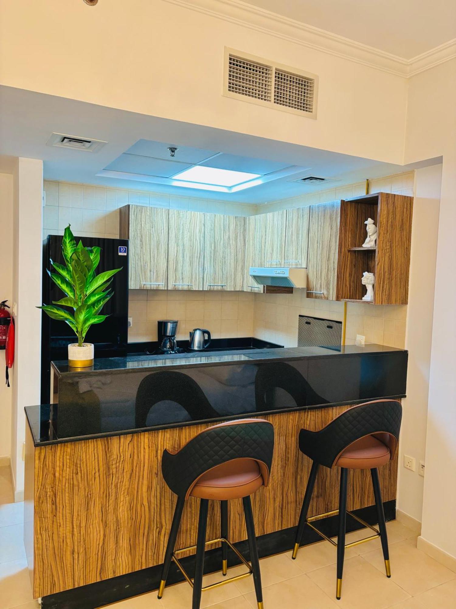 Stunning With Rooftop Pool, Balcony & Gym