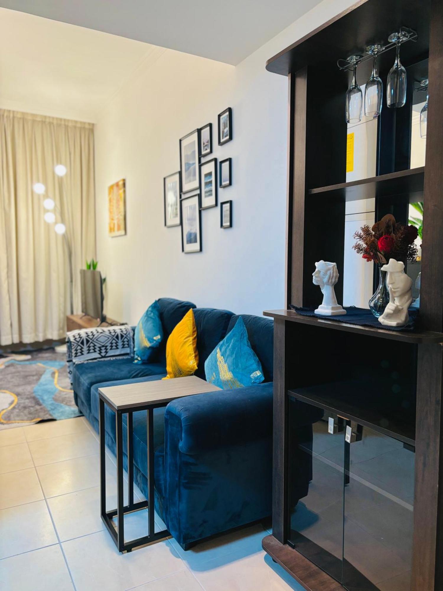 Stunning With Rooftop Pool, Balcony & Gym *