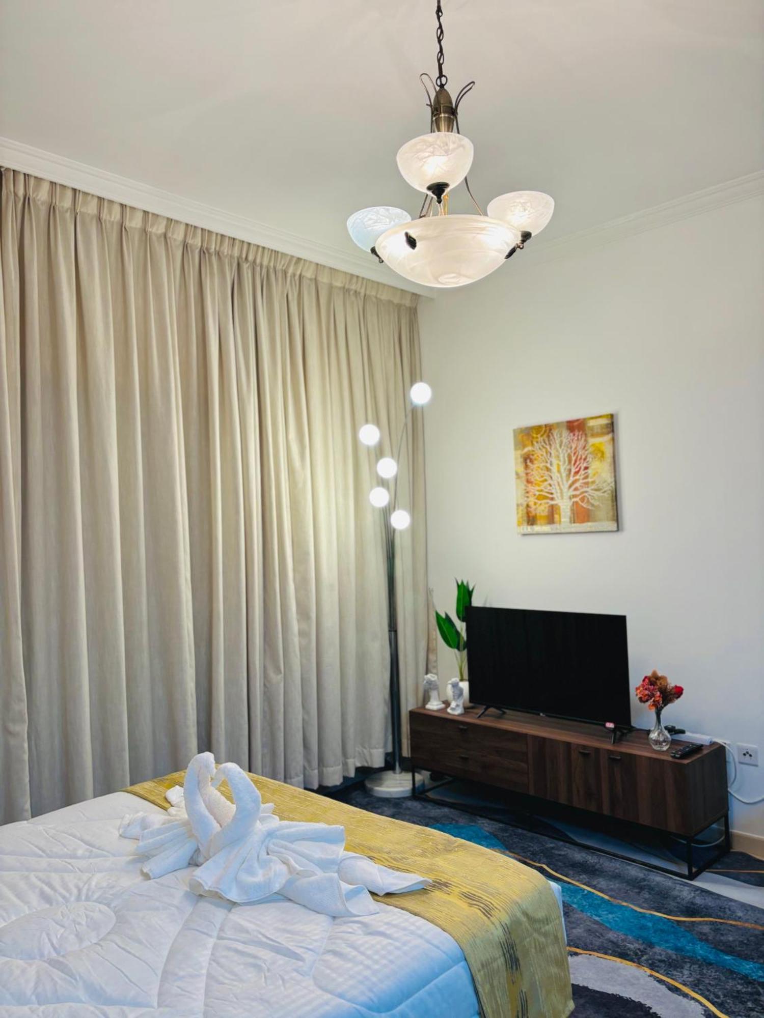 Stunning With Rooftop Pool, Balcony & Gym