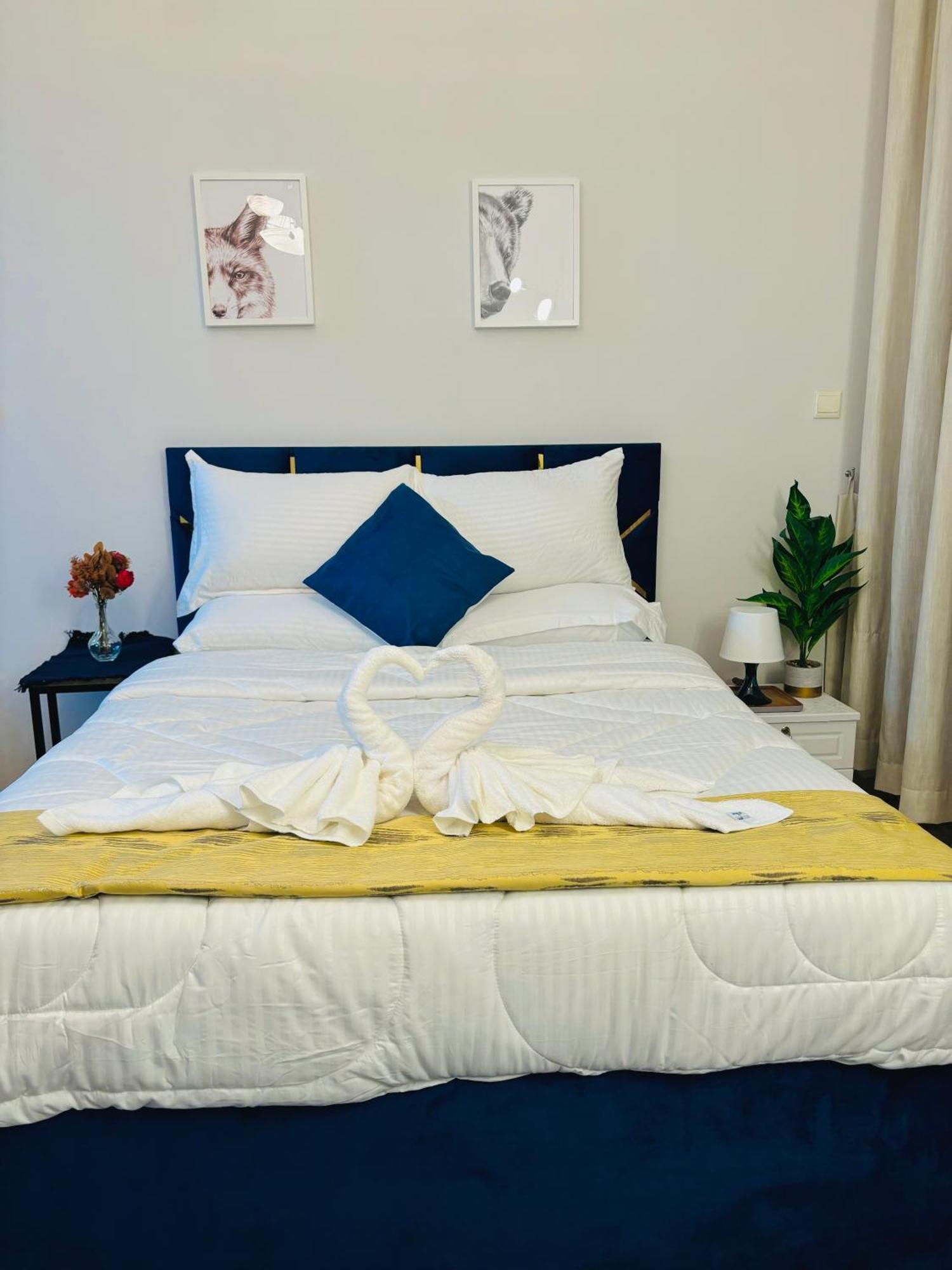 Stunning With Rooftop Pool, Balcony & Gym Apartment
