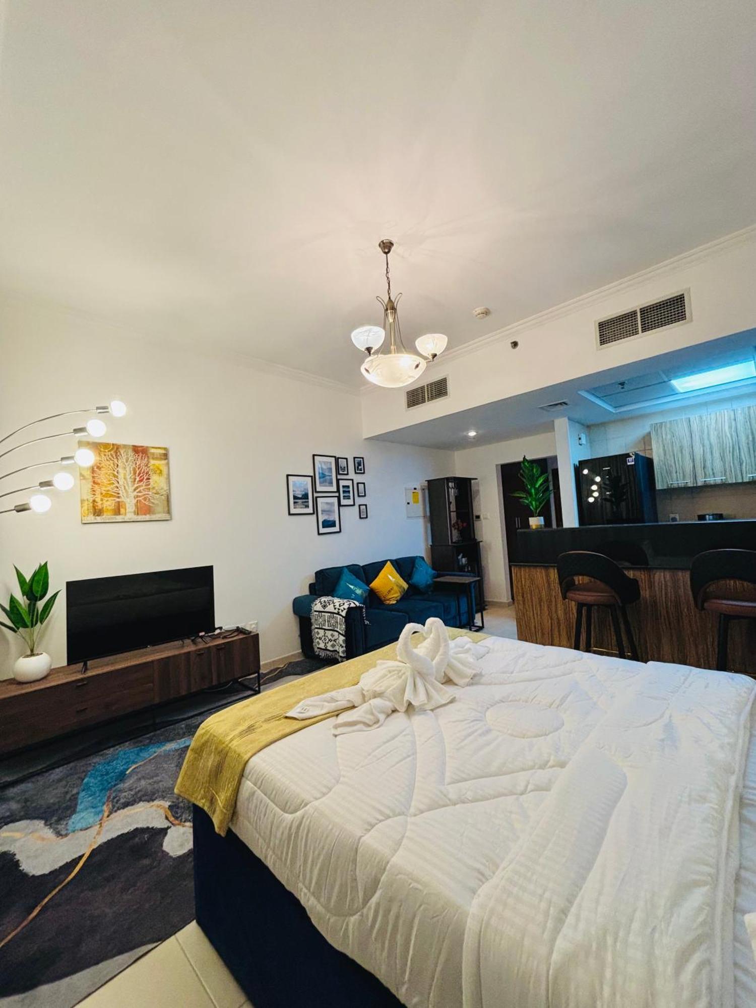 Apartment Stunning With Rooftop Pool, Balcony & Gym *
