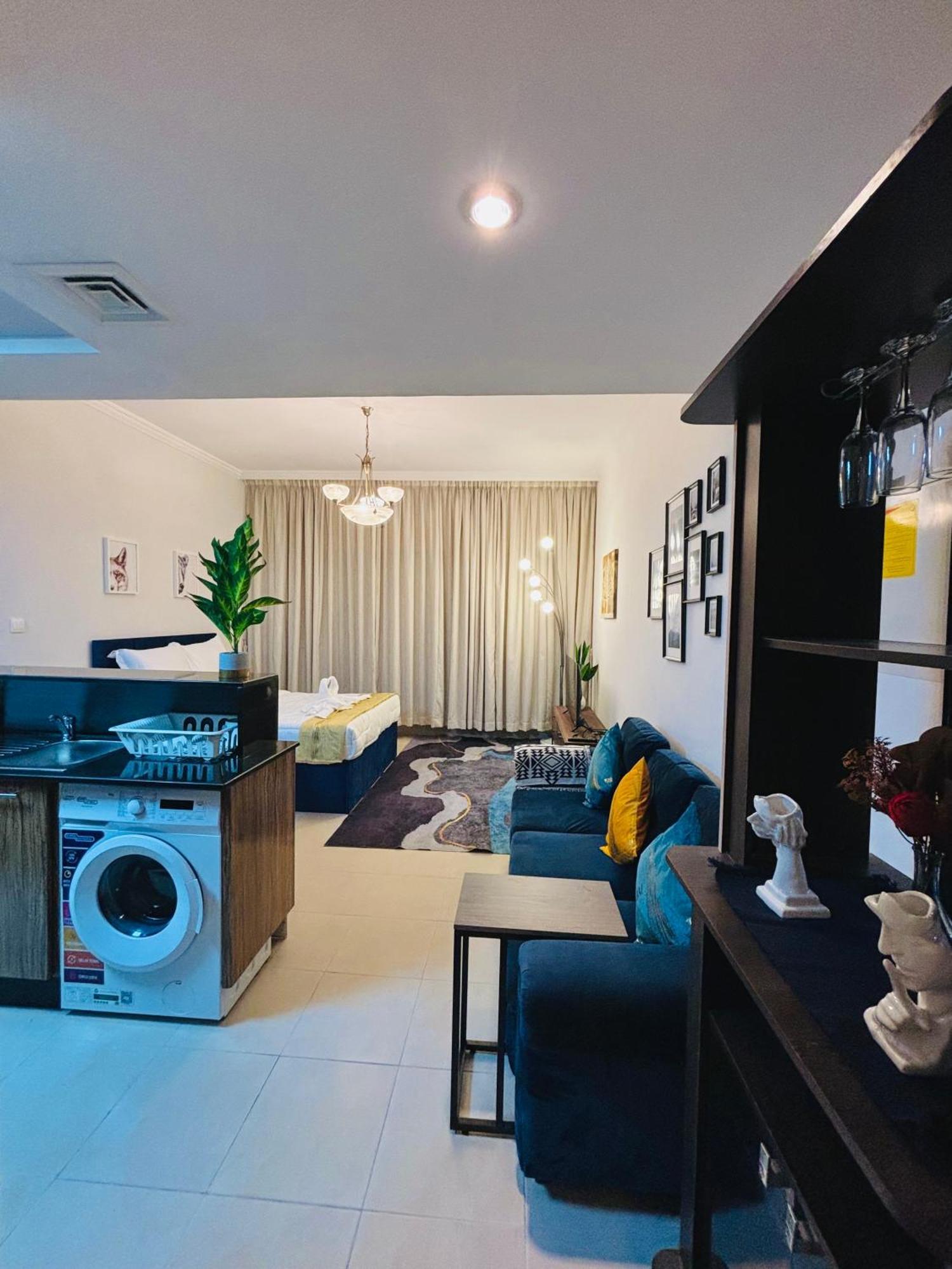 Stunning With Rooftop Pool, Balcony & Gym *