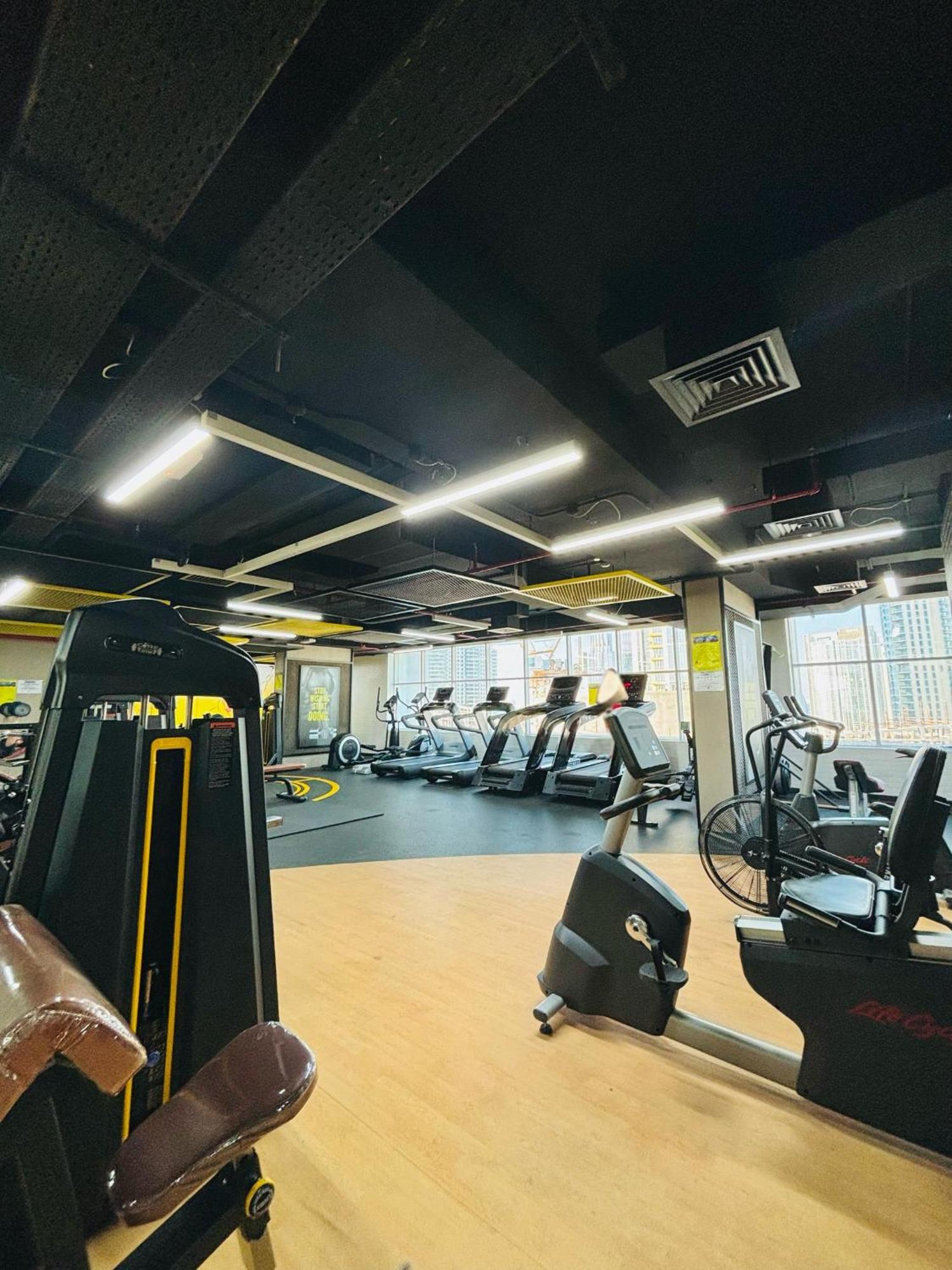 Stunning With Rooftop Pool, Balcony & Gym *