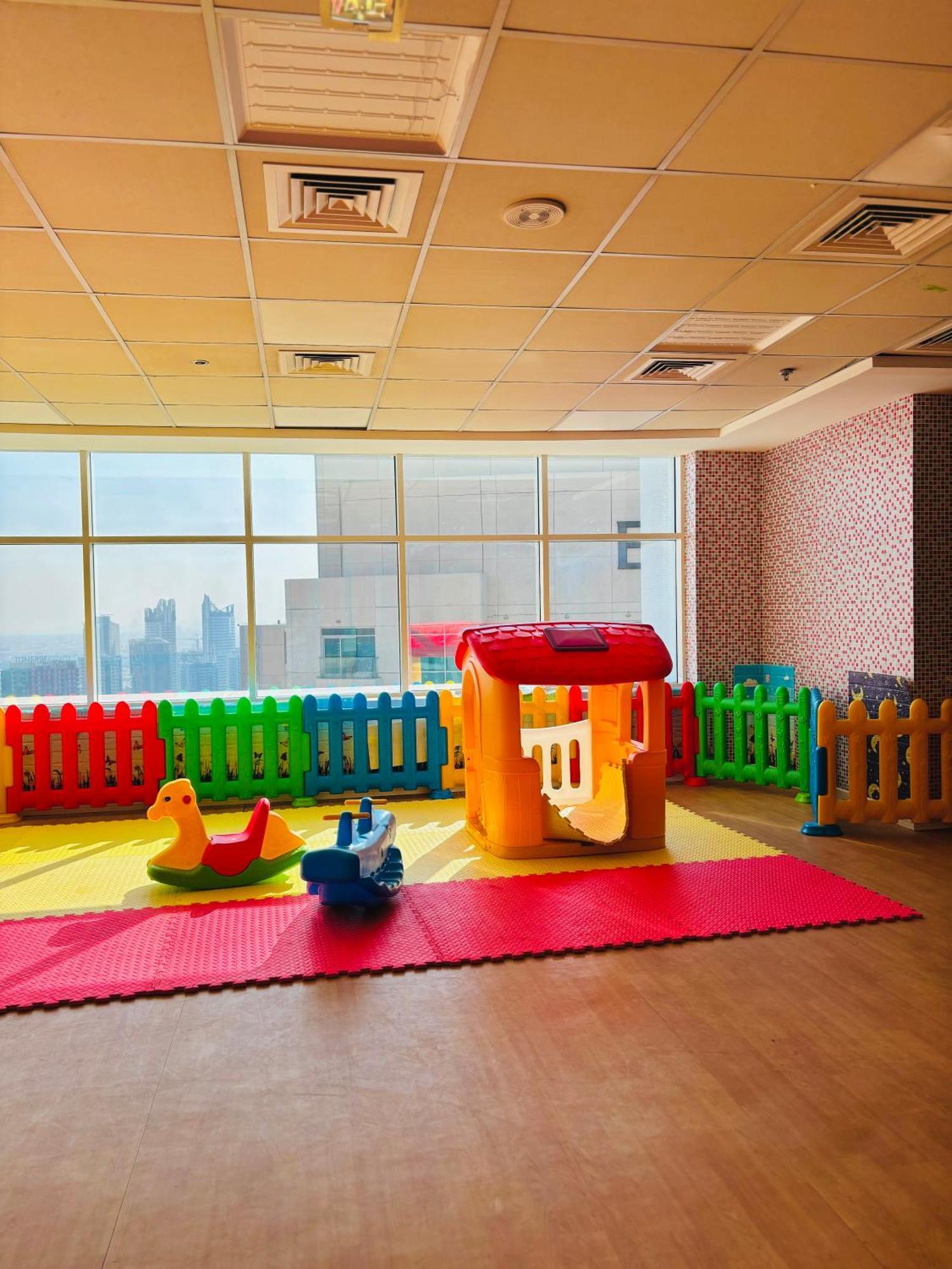Stunning With Rooftop Pool, Balcony & Gym