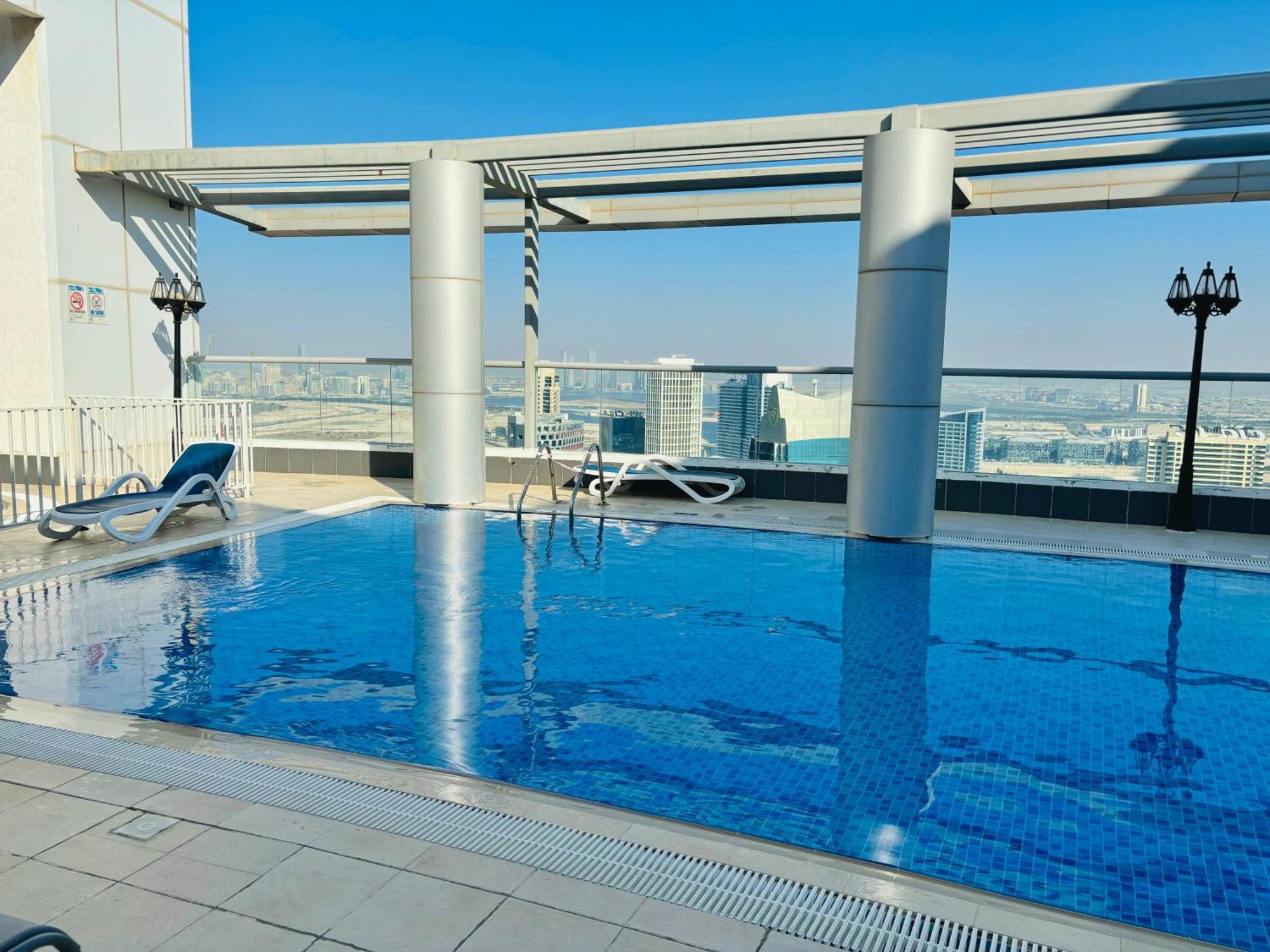 Stunning With Rooftop Pool, Balcony & Gym Apartment