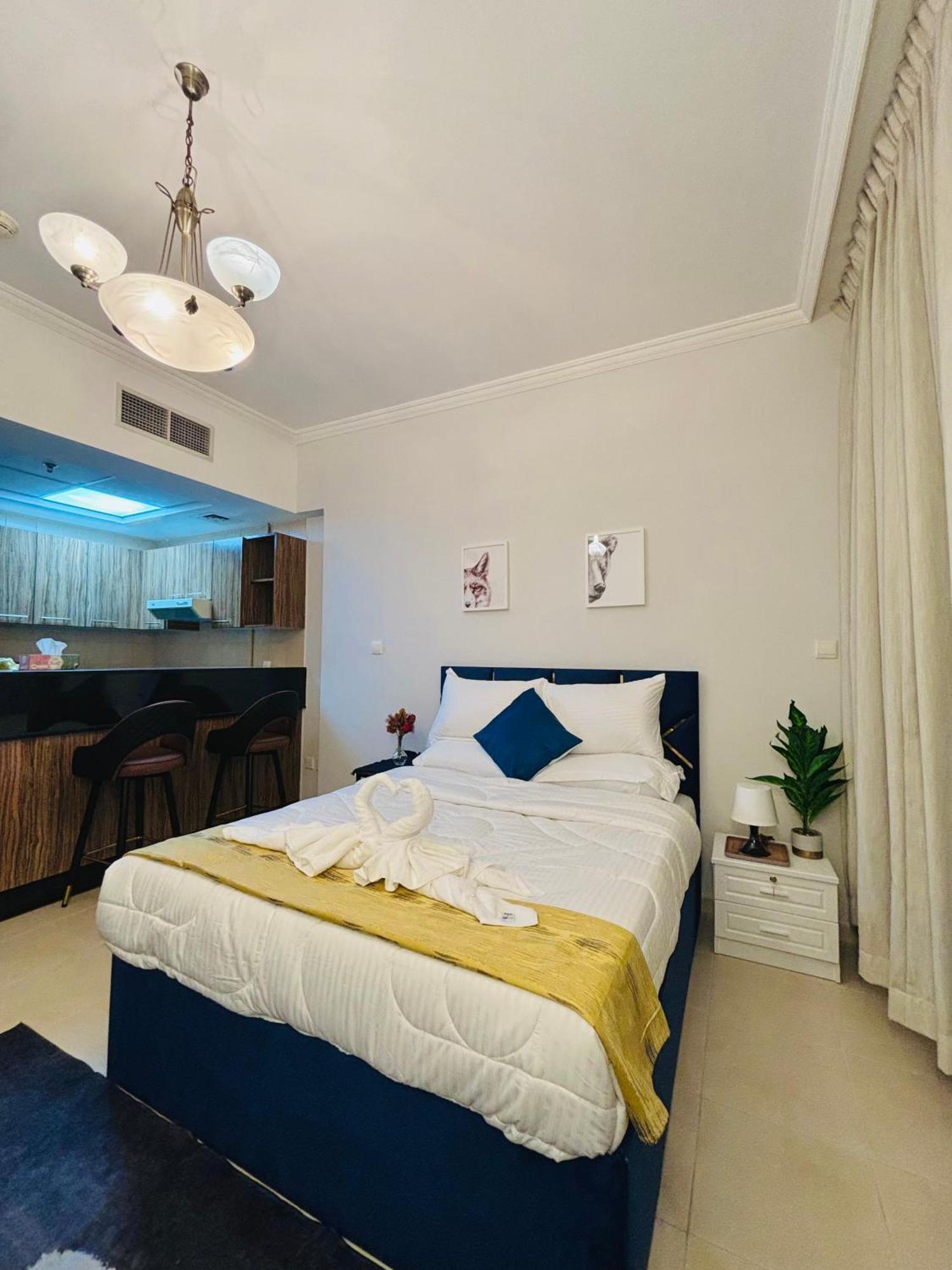 Stunning With Rooftop Pool, Balcony & Gym * Dubai