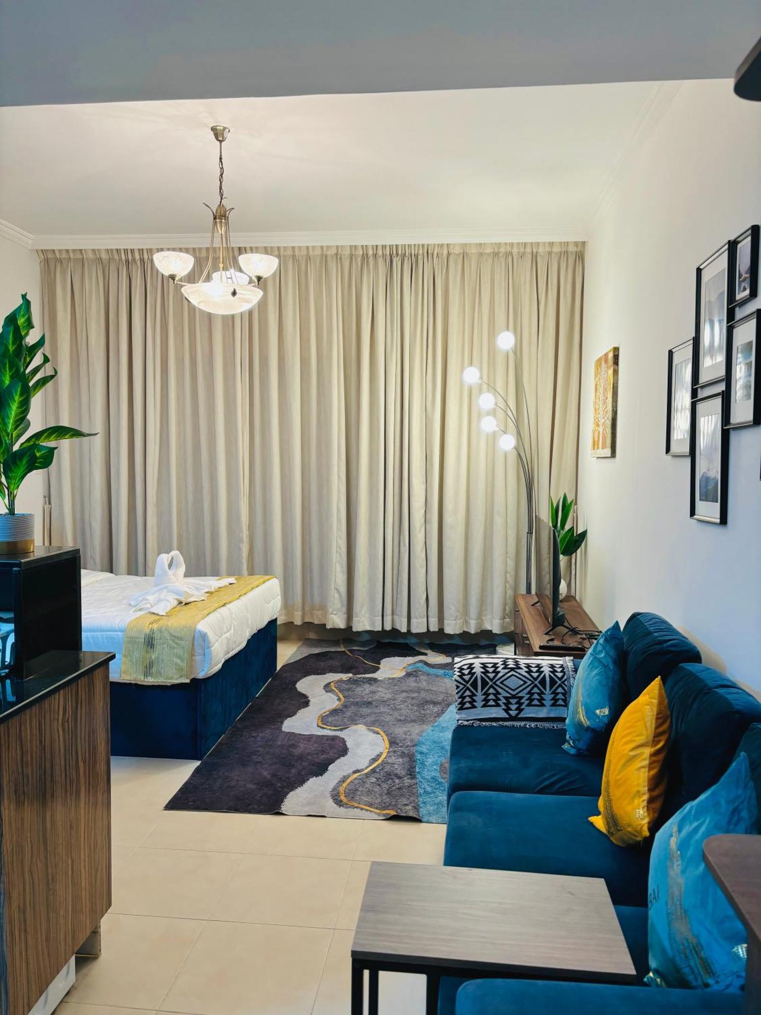 Stunning With Rooftop Pool, Balcony & Gym Apartment *
