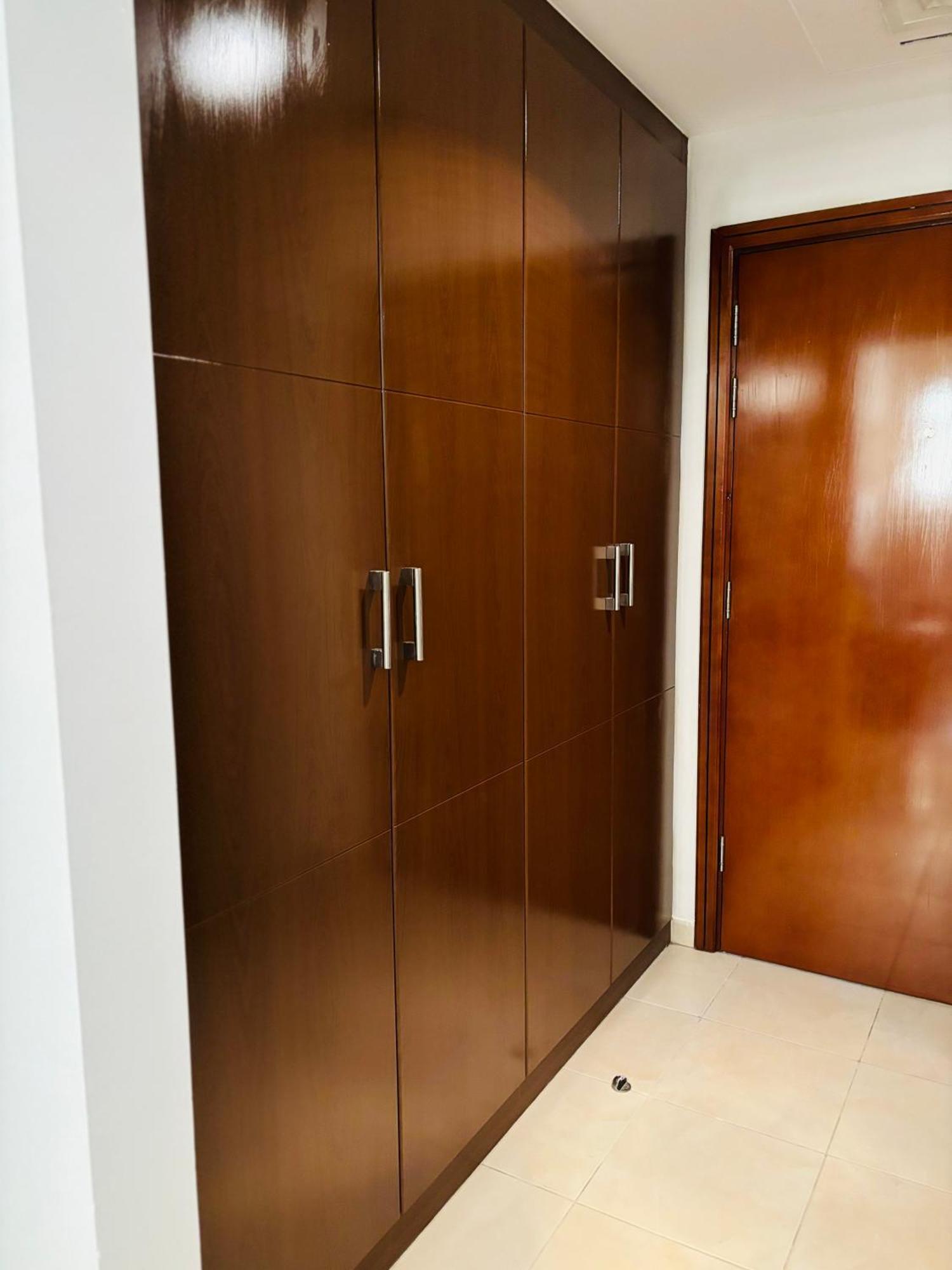 Stunning With Rooftop Pool, Balcony & Gym Apartment