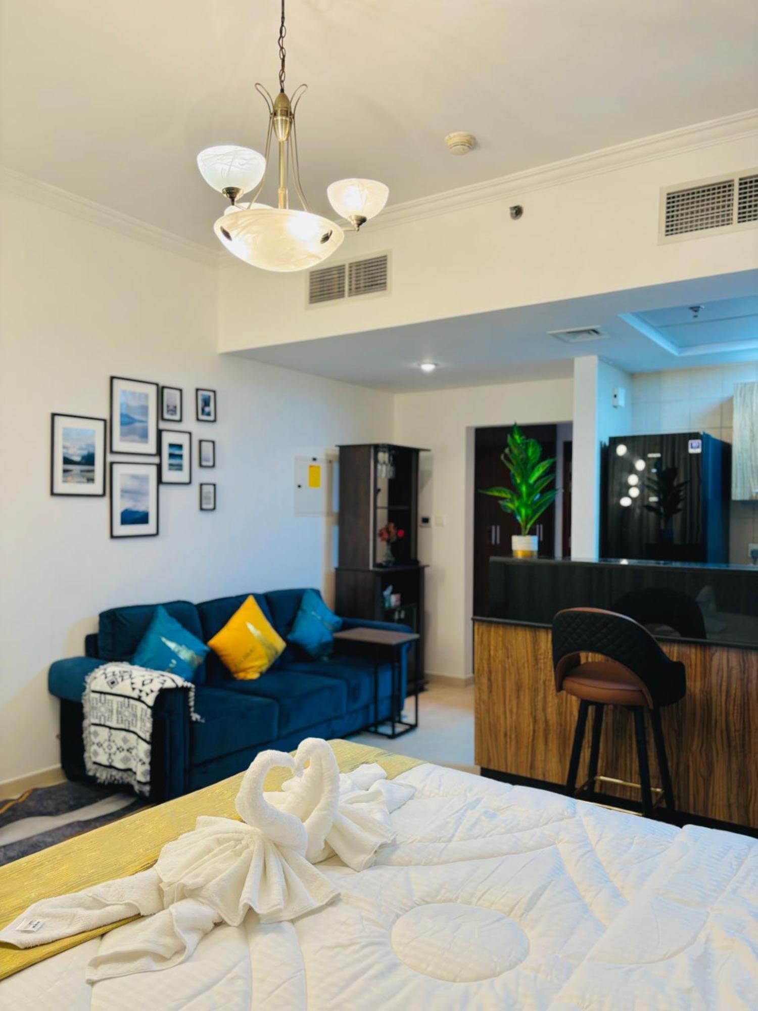 Stunning With Rooftop Pool, Balcony & Gym * Dubai