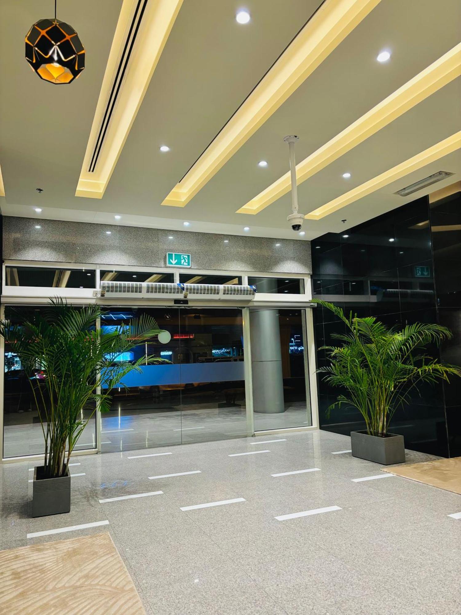 Stunning With Rooftop Pool, Balcony & Gym Apartment *