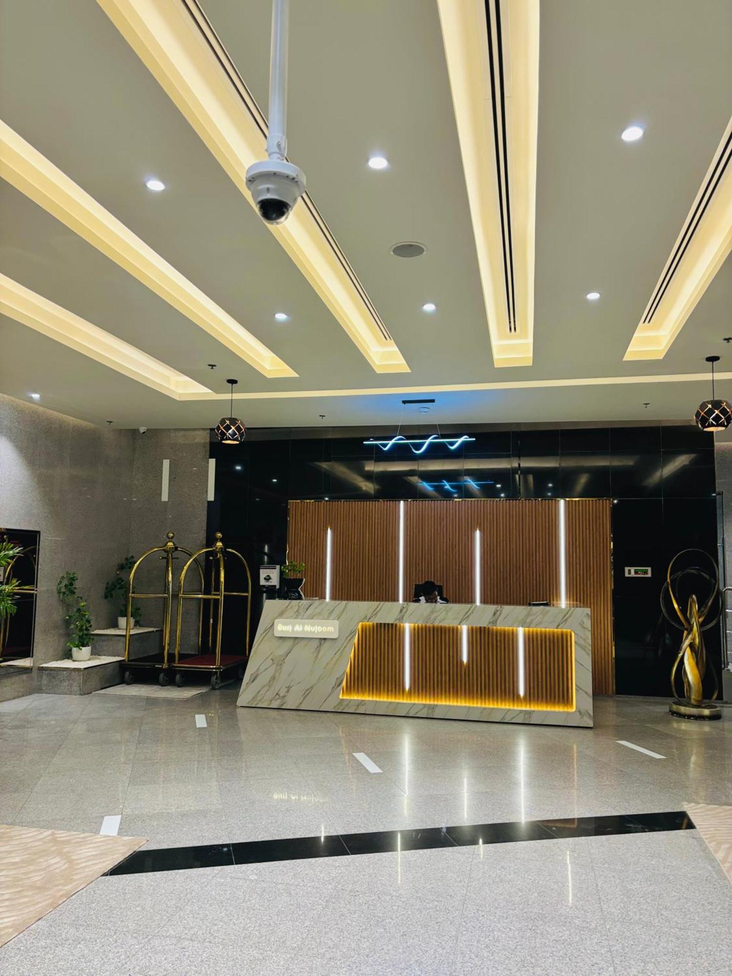 Stunning With Rooftop Pool, Balcony & Gym Apartment Dubai