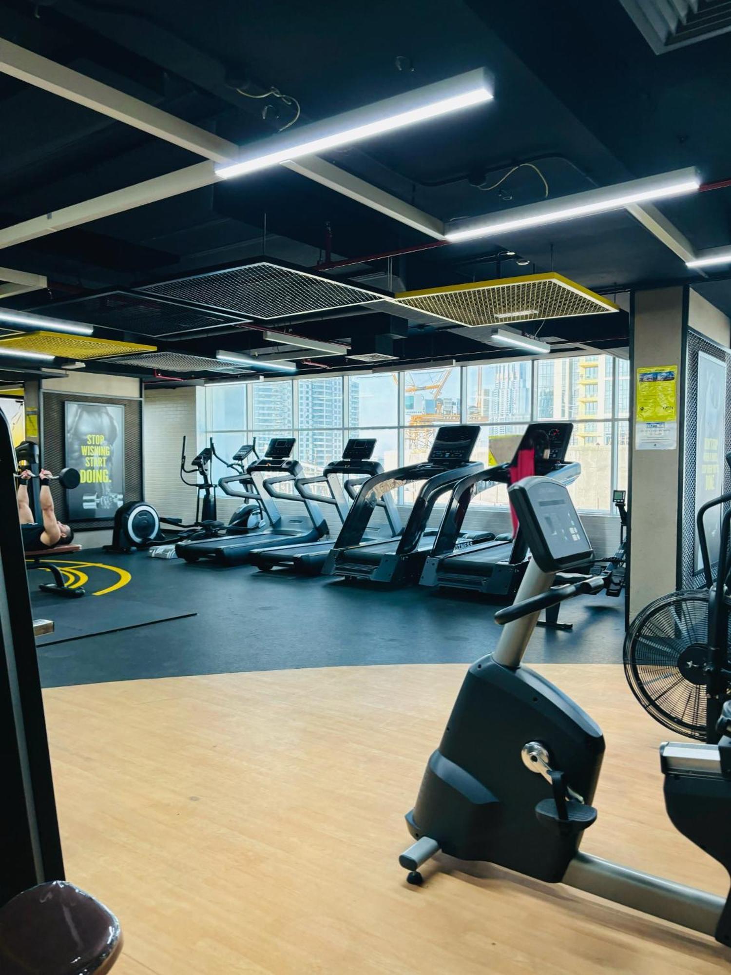 Apartment Stunning With Rooftop Pool, Balcony & Gym